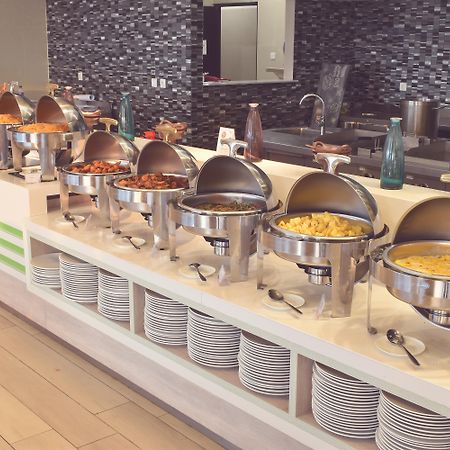 Fox Hotel Пеканбару Екстериор снимка